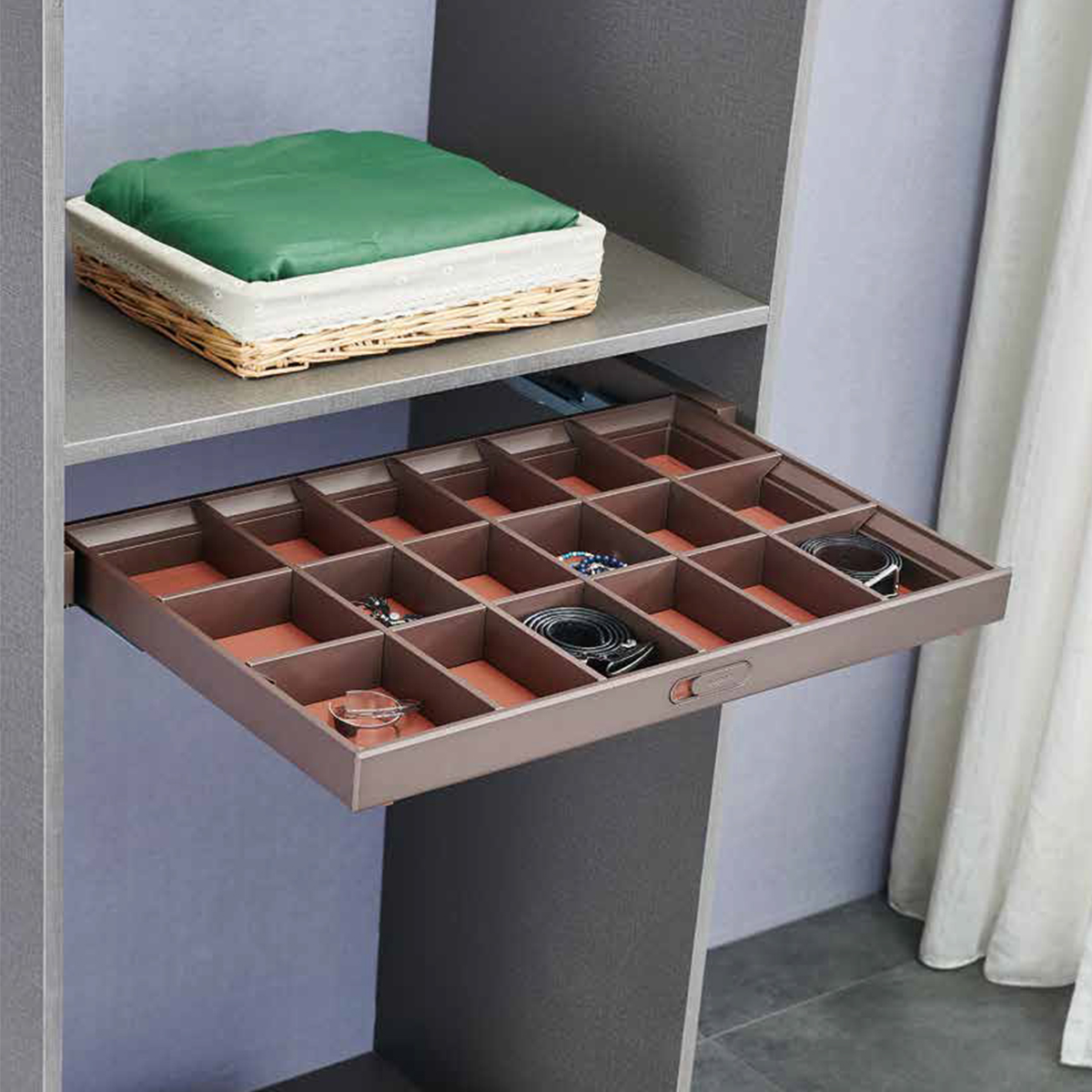  Pull-out tray with divider